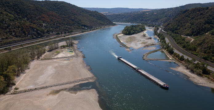 Exposed sandbank amidst low Rhine river water levels Aug 2026