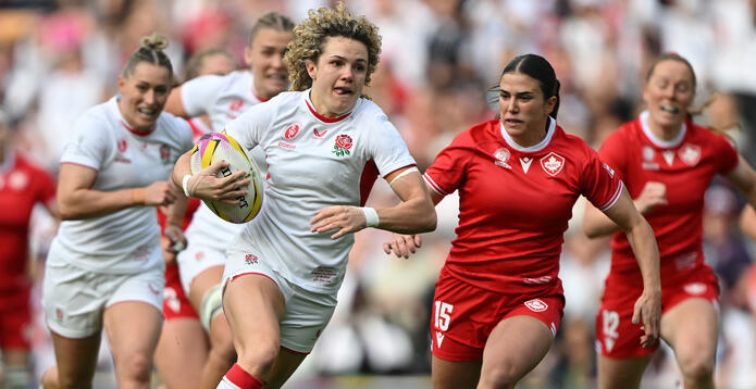 Ellie Kildunne of England breaks away to score her team's first try during the Women's Rugby World Cup 2025
