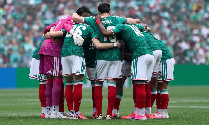 Mexico football team huddle_Digital - Website - Pull out image