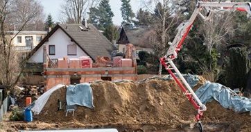 Mobile concrete pump at making the basement of a house seo