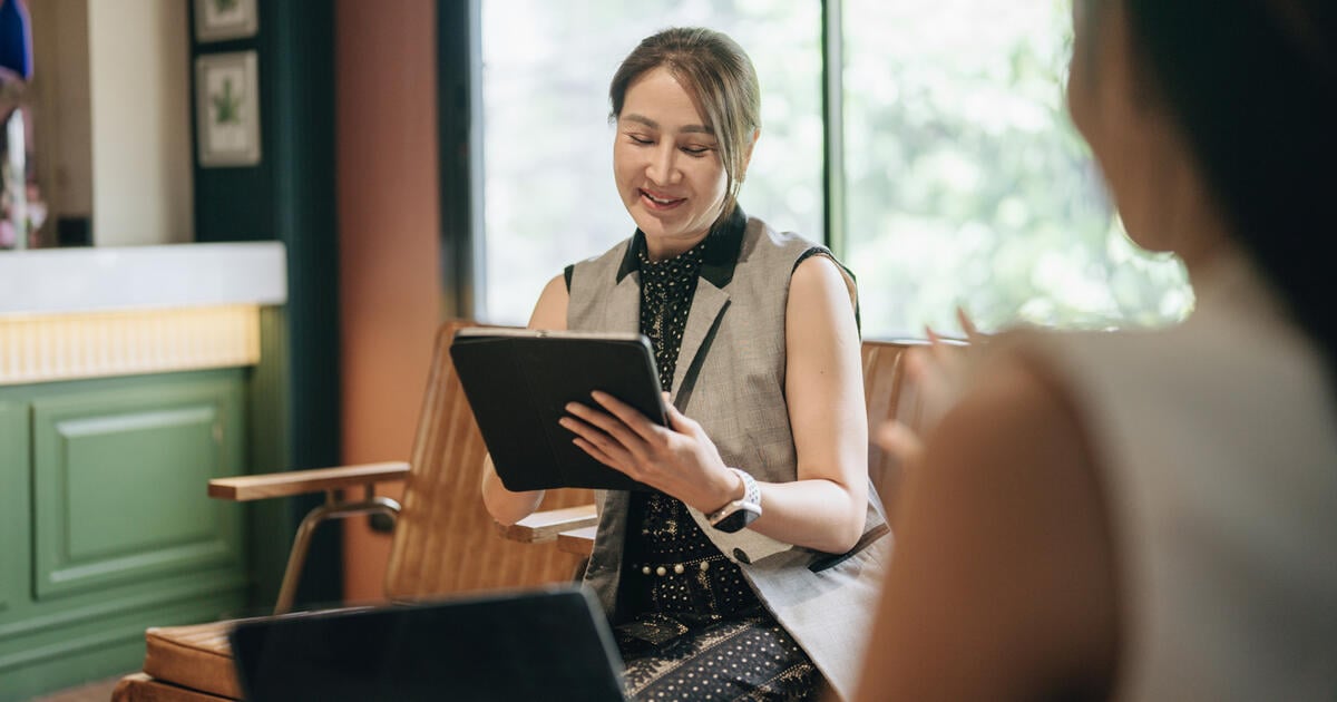 Professional businesswomen exchanging ideas at casual meeting