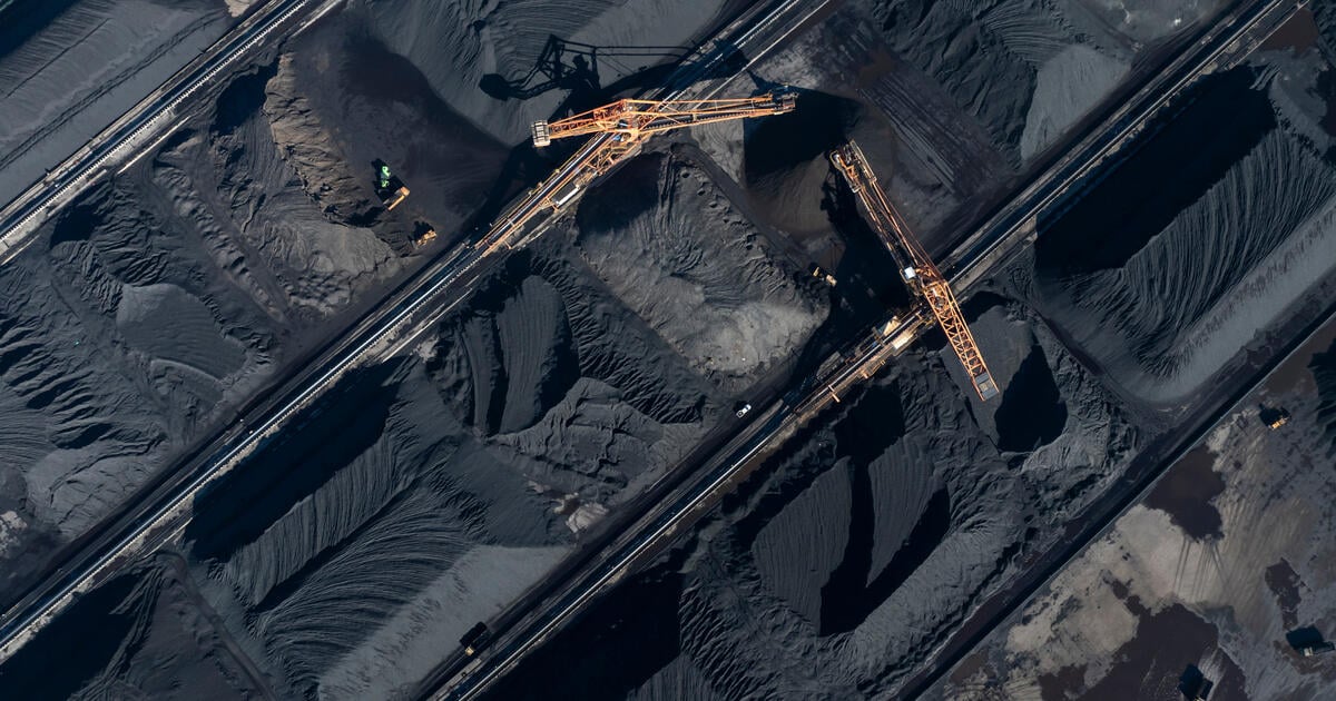 coal machinery port istock_Digital - SEOSocialEditorial image