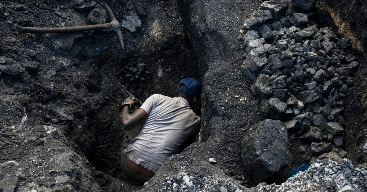 Coal miner digs South Africa_Digital - SEOSocialEditorial image