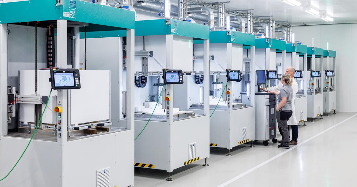 Production engineers work on green hydrogen components at ThyssenKrupp Nucera SOEC plant in Arnstadt, Germany.