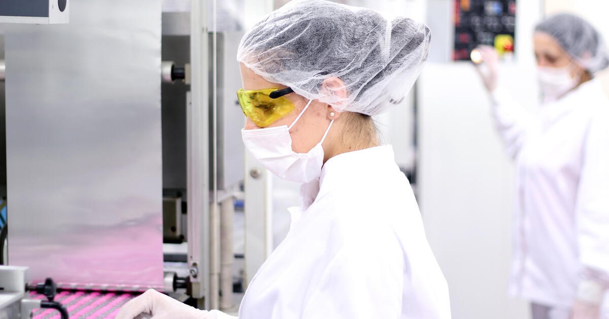 Pharmaceutical lab workers - SEOSocialEditorial image