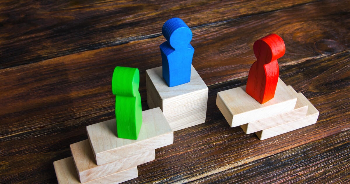 Resolving conflict through a mediator. The judge issues a fair verdict in the case of opponents. Compromise dispute resolution. Mediation of conflicting parties. Stop conflict escalation.