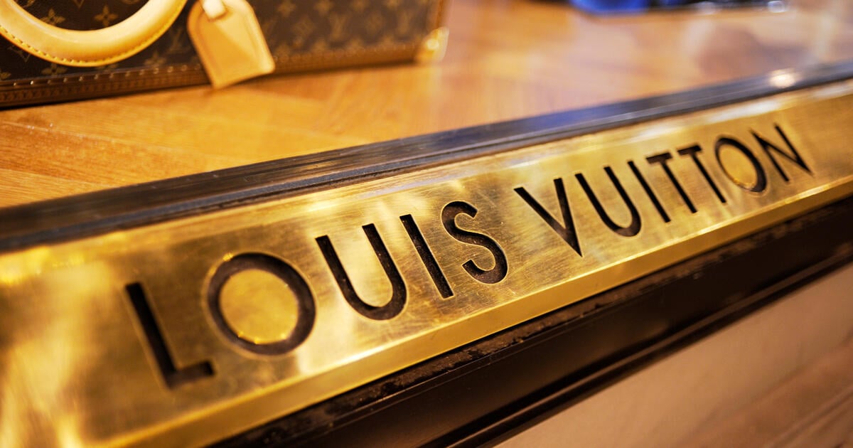 Louis Vuitton sign and bag_Digital - SEOSocialEditorial image