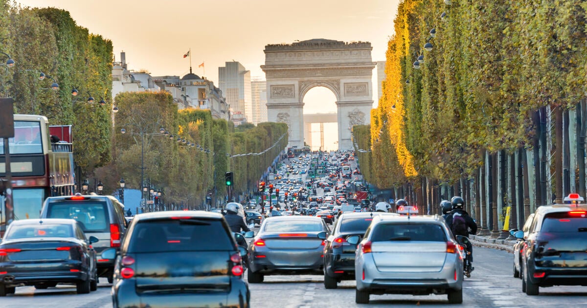 Cars and the Arc de Triomphe