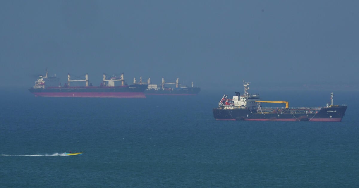 ships-strait-of-hormuz
