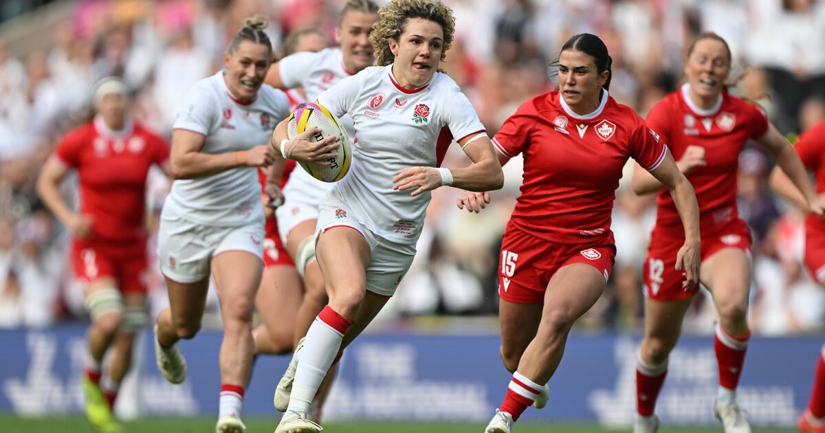 Ellie Kildunne of England breaks away to score her team's first try during the Women's Rugby World Cup 2025