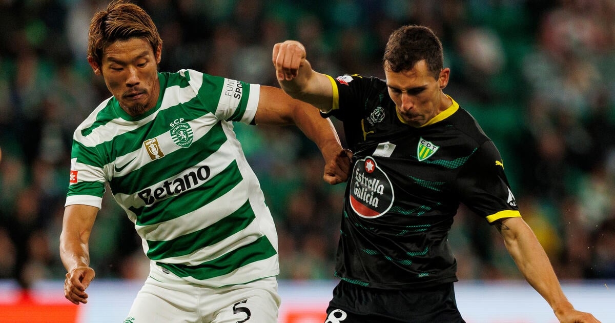 Tiago Manso of CD Tondela attempts a kick to score his goal during the Primeira Liga match between Sporting CP and CD Tondela