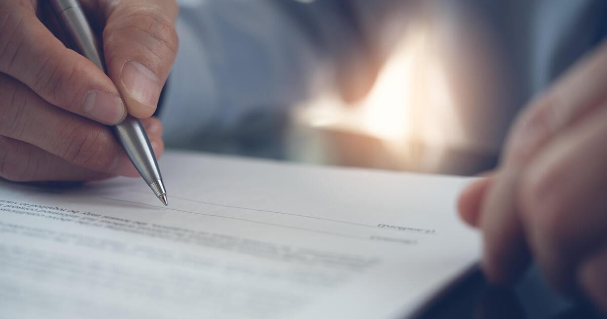 Signing contract stock photo_Digital - SEOSocialEditorial image