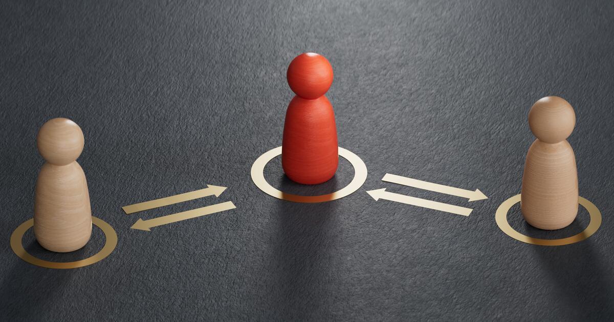 Three pawns and golden arrows