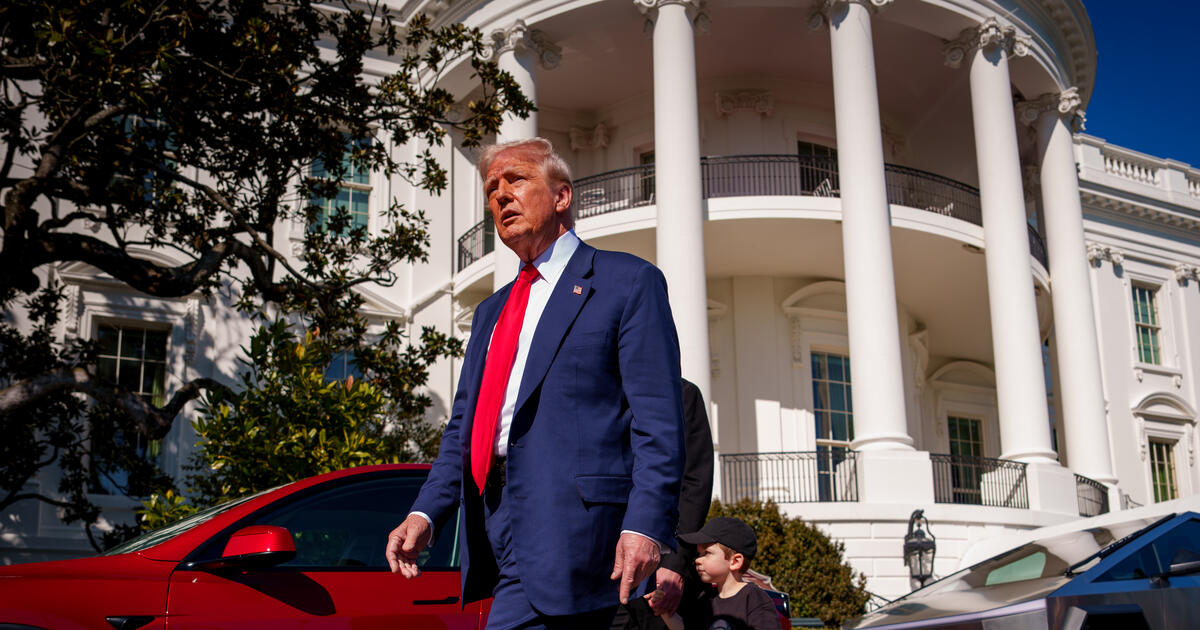 Trump outside the White House_Digital - SEOSocialEditorial image