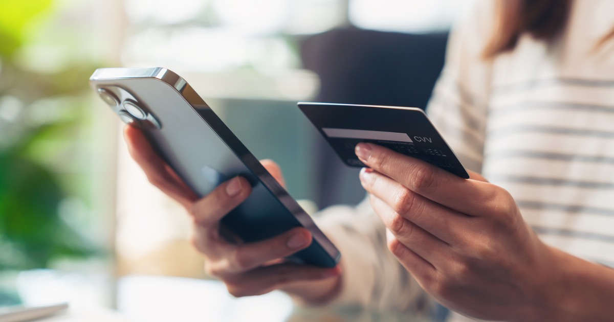woman-hand-holding-credit-cards-and-using-smartphone-for-shopping-online-with-payment-on seo