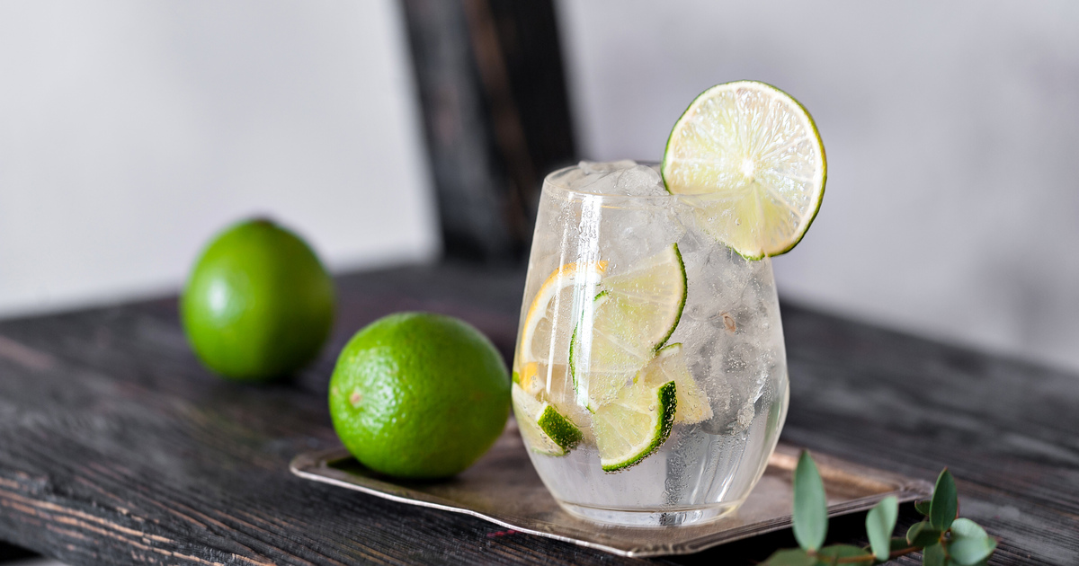 Cold cocktail with lime lemon tonic seo
