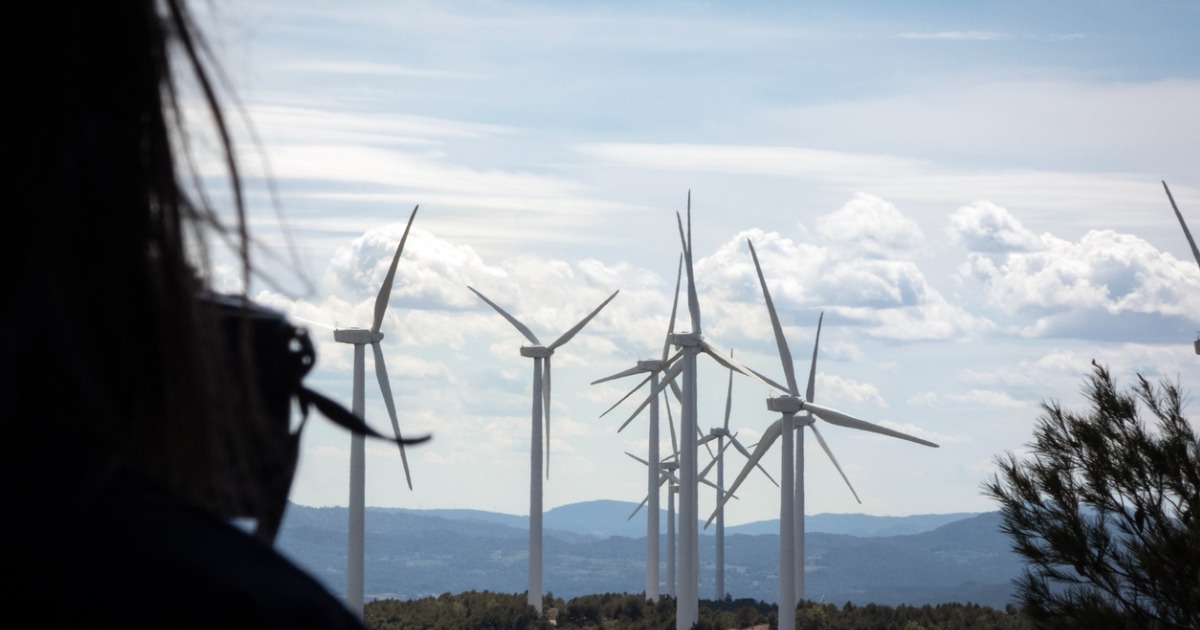 silhouette-looking-towards-wind-turbines seo